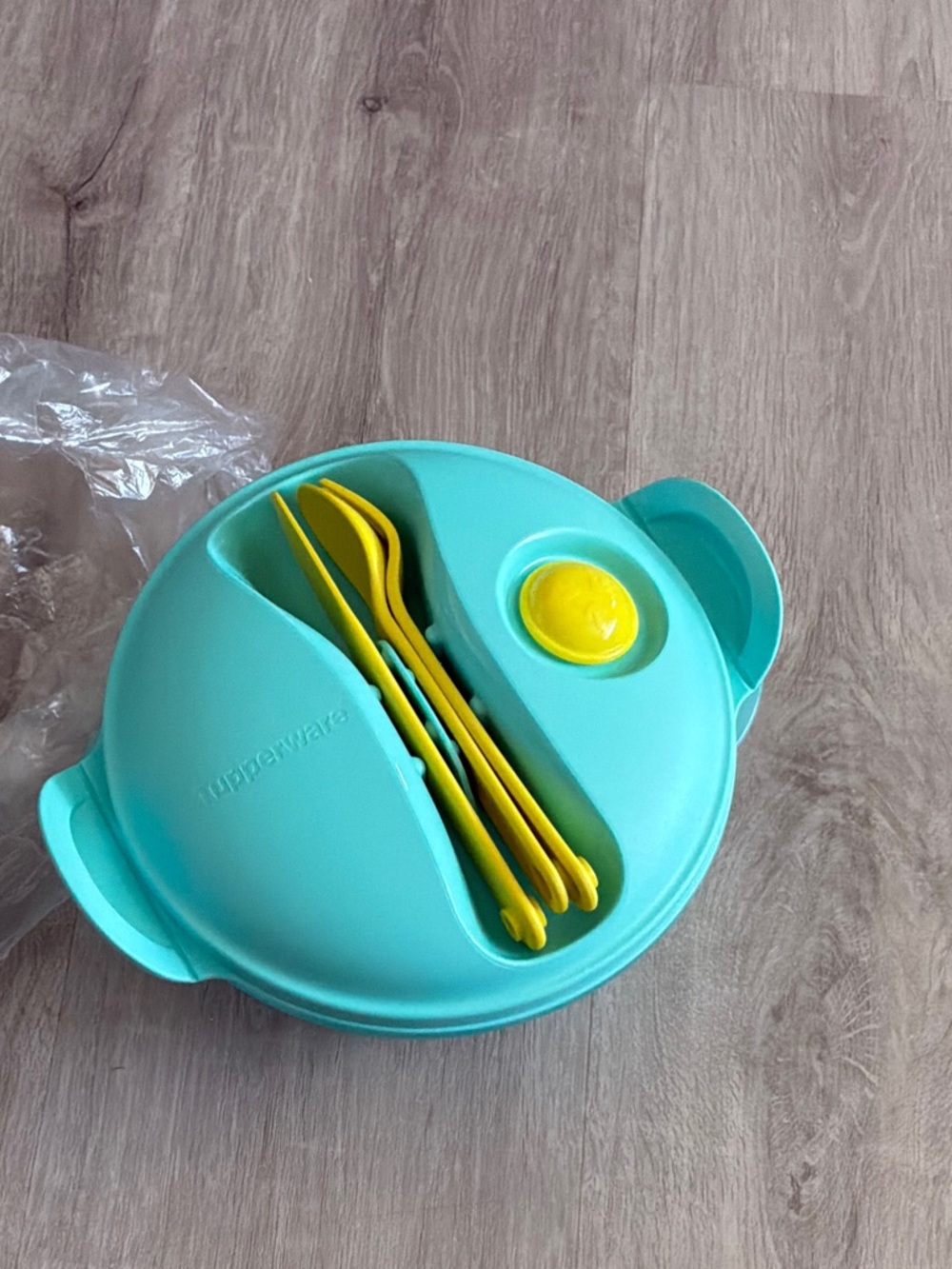 Tupperware Turquoise brand newhot and cold 6 1/4 cup microwaveable with utensils